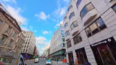 Benzersiz ve Ultra Geniş Panoramik Tarz Zamanaşımı Görüntüsü Londra Merkez Şehri 20 Ocak 2026, güneşli bir günde Şehir Araba Sürüşü sırasında