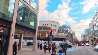 Benzersiz ve Ultra Geniş Panoramik Tarz Zamanaşımı Görüntüsü Londra Merkez Şehri 20 Ocak 2026, güneşli bir günde Şehir Araba Sürüşü sırasında