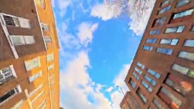 Benzersiz ve Ultra Geniş Panoramik Tarz Zamanaşımı Görüntüsü Londra Merkez Şehri 20 Ocak 2026, güneşli bir günde Şehir Araba Sürüşü sırasında