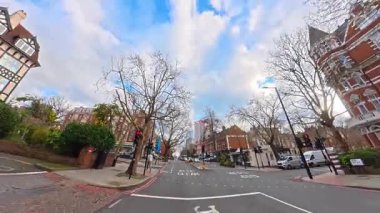 Benzersiz ve Ultra Geniş Panoramik Tarz Zamanaşımı Görüntüsü Londra Merkez Şehri 20 Ocak 2026, güneşli bir günde Şehir Araba Sürüşü sırasında