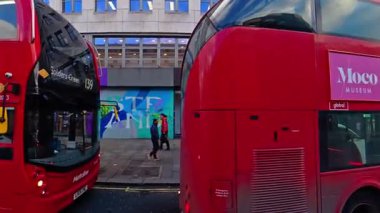 Benzersiz ve Ultra Geniş Panoramik Tarz Zamanaşımı Görüntüsü Londra Merkez Şehri 20 Ocak 2026, güneşli bir günde Şehir Araba Sürüşü sırasında