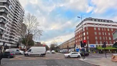 Benzersiz ve Ultra Geniş Panoramik Tarz Zamanaşımı Görüntüsü Londra Merkez Şehri 20 Ocak 2026, güneşli bir günde Şehir Araba Sürüşü sırasında