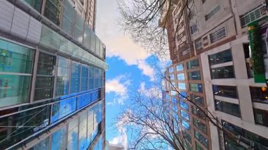 Benzersiz ve Ultra Geniş Panoramik Tarz Zamanaşımı Görüntüsü Londra Merkez Şehri 20 Ocak 2026, güneşli bir günde Şehir Araba Sürüşü sırasında