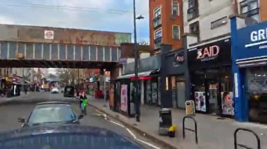 Benzersiz ve Ultra Geniş Panoramik Tarz Zamanaşımı Görüntüsü Londra Merkez Şehri 20 Ocak 2026, güneşli bir günde Şehir Araba Sürüşü sırasında