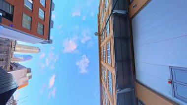 Benzersiz ve Ultra Geniş Panoramik Tarz Zamanaşımı Görüntüsü Londra Merkez Şehri 20 Ocak 2026, güneşli bir günde Şehir Araba Sürüşü sırasında