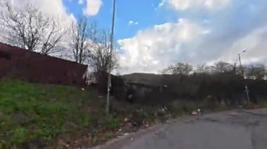 Benzersiz ve Ultra Geniş Panoramik Tarz Zamanaşımı Görüntüsü Londra Merkez Şehri 20 Ocak 2026, güneşli bir günde Şehir Araba Sürüşü sırasında