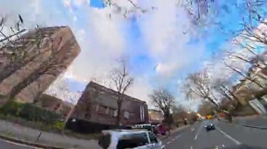 Benzersiz ve Ultra Geniş Panoramik Tarz Zamanaşımı Görüntüsü Londra Merkez Şehri 20 Ocak 2026, güneşli bir günde Şehir Araba Sürüşü sırasında