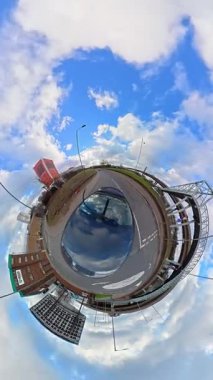 İngiltere 'nin başkenti Londra' nın merkezindeki caddelerde şehir gezintisi. 20 Ocak 2026, Soğuk ve kısmen Bulutlu ve kısmen güneşli bir günde Araba Bağlı Kamera Dikey Görüntüsü Yakalandı.