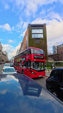 İngiltere 'nin başkenti Londra' nın merkezindeki caddelerde şehir gezintisi. 20 Ocak 2026, Soğuk ve kısmen Bulutlu ve kısmen güneşli bir günde Araba Bağlı Kamera Dikey Görüntüsü Yakalandı.