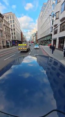 İngiltere 'nin başkenti Londra' nın merkezindeki caddelerde şehir gezintisi. 20 Ocak 2026, Soğuk ve kısmen Bulutlu ve kısmen güneşli bir günde Araba Bağlı Kamera Dikey Görüntüsü Yakalandı.