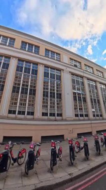 İngiltere 'nin başkenti Londra' nın merkezindeki caddelerde şehir gezintisi. 20 Ocak 2026, Soğuk ve kısmen Bulutlu ve kısmen güneşli bir günde Araba Bağlı Kamera Dikey Görüntüsü Yakalandı.