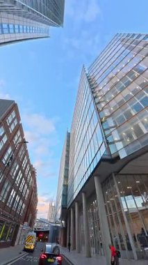 İngiltere 'nin başkenti Londra' nın merkezindeki caddelerde şehir gezintisi. 20 Ocak 2026, Soğuk ve kısmen Bulutlu ve kısmen güneşli bir günde Araba Bağlı Kamera Dikey Görüntüsü Yakalandı.