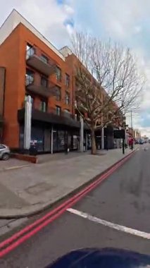 İngiltere 'nin başkenti Londra' nın merkezindeki caddelerde şehir gezintisi. 20 Ocak 2026, Soğuk ve kısmen Bulutlu ve kısmen güneşli bir günde Araba Bağlı Kamera Dikey Görüntüsü Yakalandı.