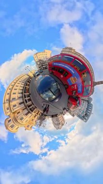 İngiltere 'nin başkenti Londra' nın merkezindeki caddelerde şehir gezintisi. 20 Ocak 2026, Soğuk ve kısmen Bulutlu ve kısmen güneşli bir günde Araba Bağlı Kamera Dikey Görüntüsü Yakalandı.