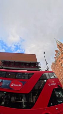 İngiltere 'nin başkenti Londra' nın merkezindeki caddelerde şehir gezintisi. 20 Ocak 2026, Soğuk ve kısmen Bulutlu ve kısmen güneşli bir günde Araba Bağlı Kamera Dikey Görüntüsü Yakalandı.