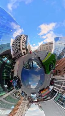 İngiltere 'nin başkenti Londra' nın merkezindeki caddelerde şehir gezintisi. 20 Ocak 2026, Soğuk ve kısmen Bulutlu ve kısmen güneşli bir günde Araba Bağlı Kamera Dikey Görüntüsü Yakalandı.