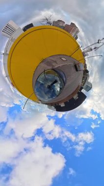 İngiltere 'nin başkenti Londra' nın merkezindeki caddelerde şehir gezintisi. 20 Ocak 2026, Soğuk ve kısmen Bulutlu ve kısmen güneşli bir günde Araba Bağlı Kamera Dikey Görüntüsü Yakalandı.