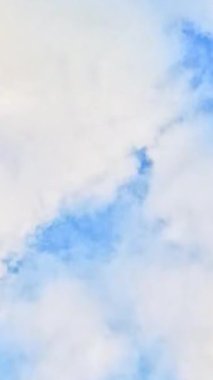 İngiltere 'nin başkenti Londra' nın merkezindeki caddelerde şehir gezintisi. 20 Ocak 2026, Soğuk ve kısmen Bulutlu ve kısmen güneşli bir günde Araba Bağlı Kamera Dikey Görüntüsü Yakalandı.