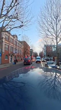 İngiltere 'nin başkenti Londra' nın merkezindeki caddelerde şehir gezintisi. 20 Ocak 2026, Soğuk ve kısmen Bulutlu ve kısmen güneşli bir günde Araba Bağlı Kamera Dikey Görüntüsü Yakalandı.