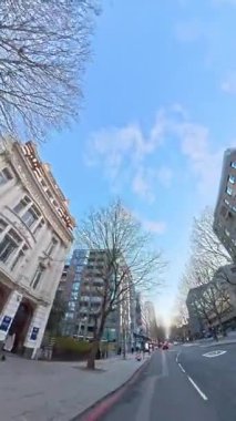 İngiltere 'nin başkenti Londra' nın merkezindeki caddelerde şehir gezintisi. 20 Ocak 2026, Soğuk ve kısmen Bulutlu ve kısmen güneşli bir günde Araba Bağlı Kamera Dikey Görüntüsü Yakalandı.