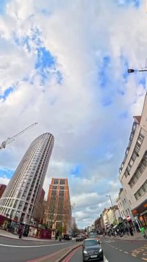 İngiltere 'nin başkenti Londra' nın merkezindeki caddelerde şehir gezintisi. 20 Ocak 2026, Soğuk ve kısmen Bulutlu ve kısmen güneşli bir günde Araba Bağlı Kamera Dikey Görüntüsü Yakalandı.