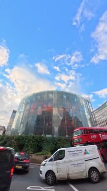 İngiltere 'nin başkenti Londra' nın merkezindeki caddelerde şehir gezintisi. 20 Ocak 2026, Soğuk ve kısmen Bulutlu ve kısmen güneşli bir günde Araba Bağlı Kamera Dikey Görüntüsü Yakalandı.