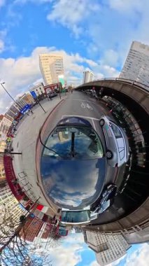 İngiltere 'nin başkenti Londra' nın merkezindeki caddelerde şehir gezintisi. 20 Ocak 2026, Soğuk ve kısmen Bulutlu ve kısmen güneşli bir günde Araba Bağlı Kamera Dikey Görüntüsü Yakalandı.