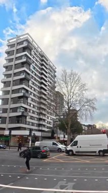 İngiltere 'nin başkenti Londra' nın merkezindeki caddelerde şehir gezintisi. 20 Ocak 2026, Soğuk ve kısmen Bulutlu ve kısmen güneşli bir günde Araba Bağlı Kamera Dikey Görüntüsü Yakalandı.