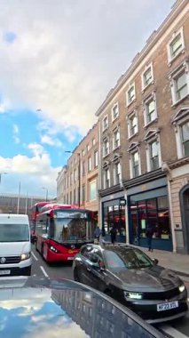 İngiltere 'nin başkenti Londra' nın merkezindeki caddelerde şehir gezintisi. 20 Ocak 2026, Soğuk ve kısmen Bulutlu ve kısmen güneşli bir günde Araba Bağlı Kamera Dikey Görüntüsü Yakalandı.
