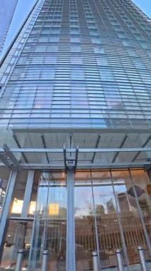 İngiltere 'nin başkenti Londra' nın merkezindeki caddelerde şehir gezintisi. 20 Ocak 2026, Soğuk ve kısmen Bulutlu ve kısmen güneşli bir günde Araba Bağlı Kamera Dikey Görüntüsü Yakalandı.