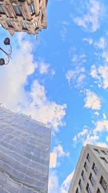 İngiltere 'nin başkenti Londra' nın merkezindeki caddelerde şehir gezintisi. 20 Ocak 2026, Soğuk ve kısmen Bulutlu ve kısmen güneşli bir günde Araba Bağlı Kamera Dikey Görüntüsü Yakalandı.