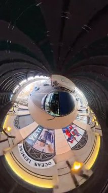 İngiltere 'nin başkenti Londra' nın merkezindeki caddelerde şehir gezintisi. 20 Ocak 2026, Soğuk ve kısmen Bulutlu ve kısmen güneşli bir günde Araba Bağlı Kamera Dikey Görüntüsü Yakalandı.