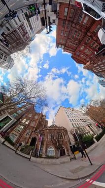 İngiltere 'nin başkenti Londra' nın merkezindeki caddelerde şehir gezintisi. 20 Ocak 2026, Soğuk ve kısmen Bulutlu ve kısmen güneşli bir günde Araba Bağlı Kamera Dikey Görüntüsü Yakalandı.