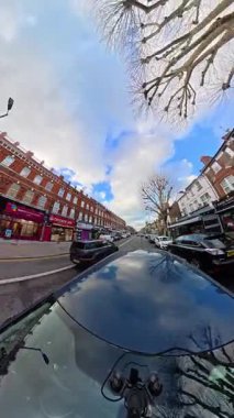 İngiltere 'nin başkenti Londra' nın merkezindeki caddelerde şehir gezintisi. 20 Ocak 2026, Soğuk ve kısmen Bulutlu ve kısmen güneşli bir günde Araba Bağlı Kamera Dikey Görüntüsü Yakalandı.