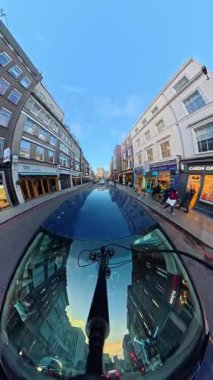 İngiltere 'nin başkenti Londra' nın merkezindeki caddelerde şehir gezintisi. 20 Ocak 2026, Soğuk ve kısmen Bulutlu ve kısmen güneşli bir günde Araba Bağlı Kamera Dikey Görüntüsü Yakalandı.