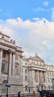 İngiltere 'nin başkenti Londra' nın merkezindeki caddelerde şehir gezintisi. 20 Ocak 2026, Soğuk ve kısmen Bulutlu ve kısmen güneşli bir günde Araba Bağlı Kamera Dikey Görüntüsü Yakalandı.