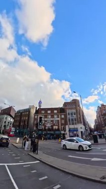 İngiltere 'nin başkenti Londra' nın merkezindeki caddelerde şehir gezintisi. 20 Ocak 2026, Soğuk ve kısmen Bulutlu ve kısmen güneşli bir günde Araba Bağlı Kamera Dikey Görüntüsü Yakalandı.