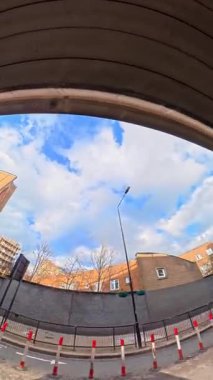 İngiltere 'nin başkenti Londra' nın merkezindeki caddelerde şehir gezintisi. 20 Ocak 2026, Soğuk ve kısmen Bulutlu ve kısmen güneşli bir günde Araba Bağlı Kamera Dikey Görüntüsü Yakalandı.