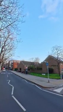 İngiltere 'nin başkenti Londra' nın merkezindeki caddelerde şehir gezintisi. 20 Ocak 2026, Soğuk ve kısmen Bulutlu ve kısmen güneşli bir günde Araba Bağlı Kamera Dikey Görüntüsü Yakalandı.