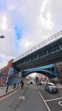 İngiltere 'nin başkenti Londra' nın merkezindeki caddelerde şehir gezintisi. 20 Ocak 2026, Soğuk ve kısmen Bulutlu ve kısmen güneşli bir günde Araba Bağlı Kamera Dikey Görüntüsü Yakalandı.