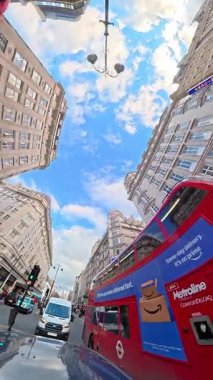İngiltere 'nin başkenti Londra' nın merkezindeki caddelerde şehir gezintisi. 20 Ocak 2026, Soğuk ve kısmen Bulutlu ve kısmen güneşli bir günde Araba Bağlı Kamera Dikey Görüntüsü Yakalandı.