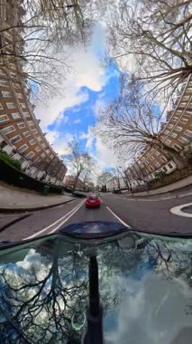 İngiltere 'nin başkenti Londra' nın merkezindeki caddelerde şehir gezintisi. 20 Ocak 2026, Soğuk ve kısmen Bulutlu ve kısmen güneşli bir günde Araba Bağlı Kamera Dikey Görüntüsü Yakalandı.