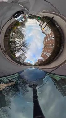 İngiltere 'nin başkenti Londra' nın merkezindeki caddelerde şehir gezintisi. 20 Ocak 2026, Soğuk ve kısmen Bulutlu ve kısmen güneşli bir günde Araba Bağlı Kamera Dikey Görüntüsü Yakalandı.