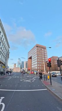 İngiltere 'nin başkenti Londra' nın merkezindeki caddelerde şehir gezintisi. 20 Ocak 2026, Soğuk ve kısmen Bulutlu ve kısmen güneşli bir günde Araba Bağlı Kamera Dikey Görüntüsü Yakalandı.