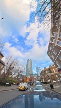 İngiltere 'nin başkenti Londra' nın merkezindeki caddelerde şehir gezintisi. 20 Ocak 2026, Soğuk ve kısmen Bulutlu ve kısmen güneşli bir günde Araba Bağlı Kamera Dikey Görüntüsü Yakalandı.