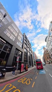 İngiltere 'nin başkenti Londra' nın merkezindeki caddelerde şehir gezintisi. 20 Ocak 2026, Soğuk ve kısmen Bulutlu ve kısmen güneşli bir günde Araba Bağlı Kamera Dikey Görüntüsü Yakalandı.