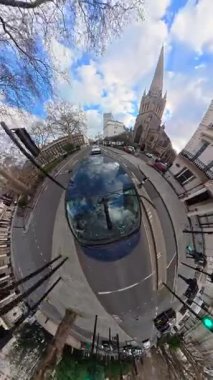 İngiltere 'nin başkenti Londra' nın merkezindeki caddelerde şehir gezintisi. 20 Ocak 2026, Soğuk ve kısmen Bulutlu ve kısmen güneşli bir günde Araba Bağlı Kamera Dikey Görüntüsü Yakalandı.