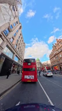 İngiltere 'nin başkenti Londra' nın merkezindeki caddelerde şehir gezintisi. 20 Ocak 2026, Soğuk ve kısmen Bulutlu ve kısmen güneşli bir günde Araba Bağlı Kamera Dikey Görüntüsü Yakalandı.