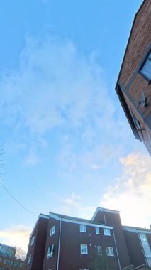 İngiltere 'nin başkenti Londra' nın merkezindeki caddelerde şehir gezintisi. 20 Ocak 2026, Soğuk ve kısmen Bulutlu ve kısmen güneşli bir günde Araba Bağlı Kamera Dikey Görüntüsü Yakalandı.