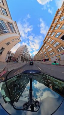 İngiltere 'nin başkenti Londra' nın merkezindeki caddelerde şehir gezintisi. 20 Ocak 2026, Soğuk ve kısmen Bulutlu ve kısmen güneşli bir günde Araba Bağlı Kamera Dikey Görüntüsü Yakalandı.